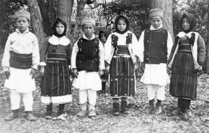Boys_and_girls_in_costume_Skopska_Crna_Gora_region_Macedonia_Southern_Serbia_former_Yugoslavia_circa_19301937