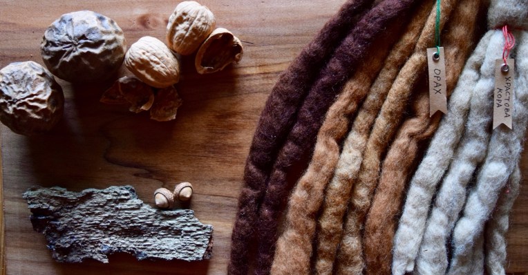 Colours obtained when wool is dyed using walnut hulls (orah) or oak bark (hrast, cer).